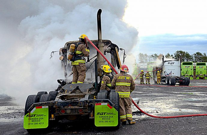 Deux camions sont la proie des flammes à Saint-Germain-de-Grantham