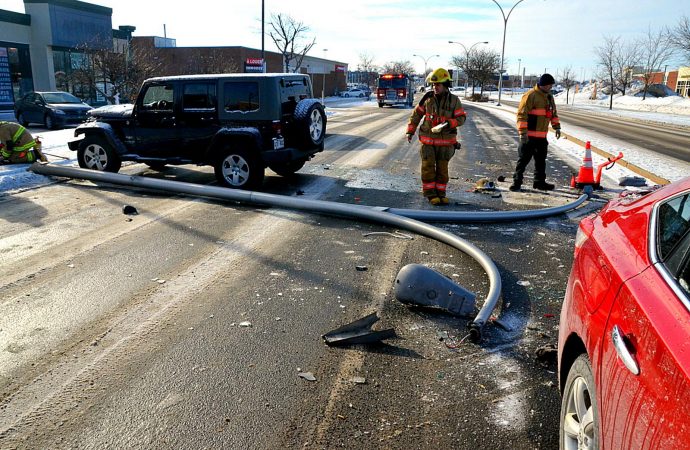 Accident plutôt inusité: Un lampadaire tombe sur une voiture