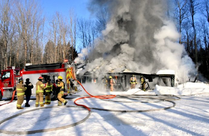 Un incendie majeur détruit une résidence de Saint-Cyrille-de-Wendover