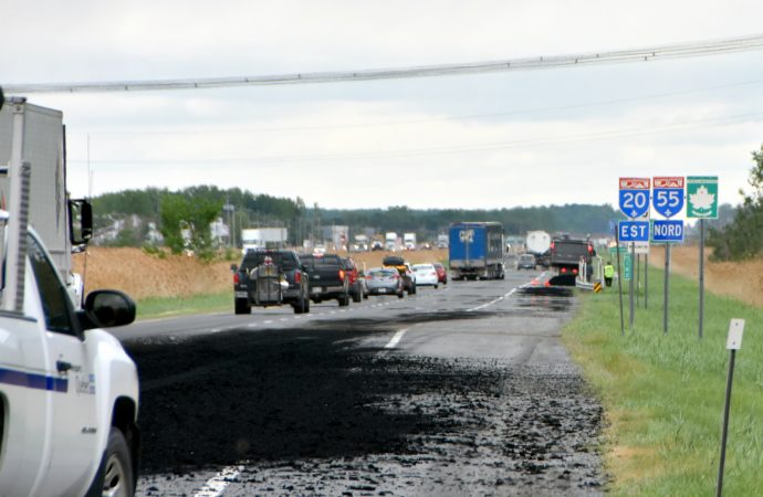 Un déversement de 10 tonnes d’asphalte sur la 20 cause une sortie de route près de Drummondville