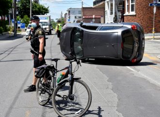 Une voiture se renverse suite à un accident au centre-ville de Drummondville