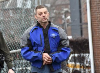 Accusation d&rsquo;agression sexuelle armée, de séquestration et menace de mort pour un sexagénaire de Saint-Eugène.