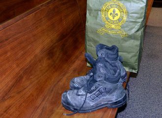 Une possible goutte de sang sur les bottes de travail de Pagé