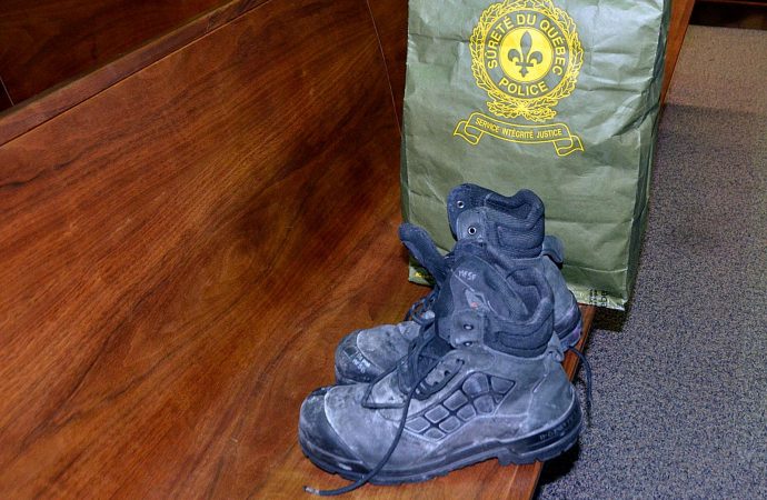 Une possible goutte de sang sur les bottes de travail de Pagé