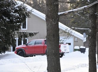 Perquisition de la SQ dans un garage à Sainte-Brigitte-des-Sault