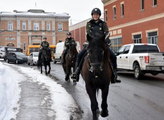 Trois policières membres de l’équipe équestre de la Sûreté du Québec ont effectué une patrouille à Drummondville.