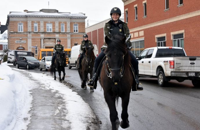 Trois policières membres de l’équipe équestre de la Sûreté du Québec ont effectué une patrouille à Drummondville.