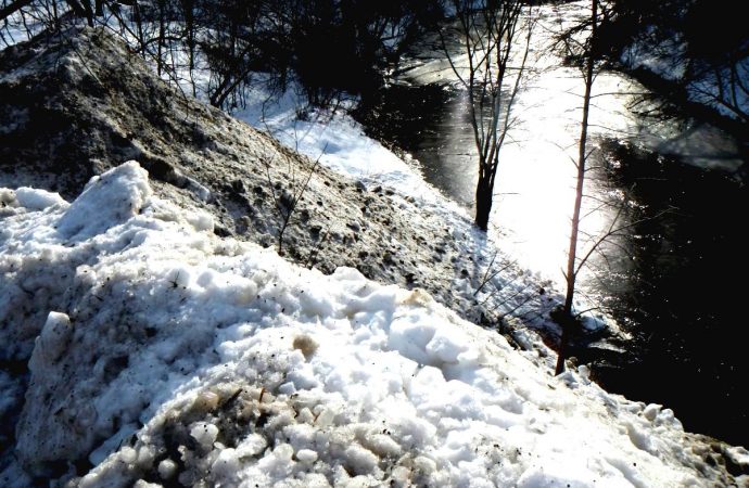 Opérations de déneigement en bordure de cours d’eau: Interdiction d’y jeter de la neige