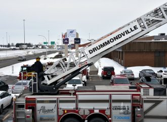 Fempro – Les pompiers sont présents pour évaluer les risques d’effondrement de la toiture. (Prévention)