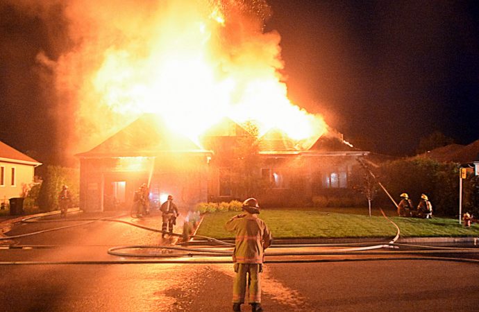 Une résidence familiale complètement détruite par un violent incendie à Drummondville