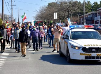 Covid-19 – Des manifestants à Drummondville font entendre leur mécontentement face aux mesures imposées par le gouvernement