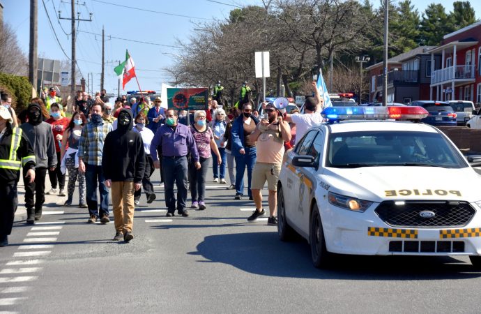 Covid-19 – Des manifestants à Drummondville font entendre leur mécontentement face aux mesures imposées par le gouvernement