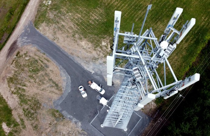 Une tour de télécommunication incendiée à Drummondville, la SQ enquête.