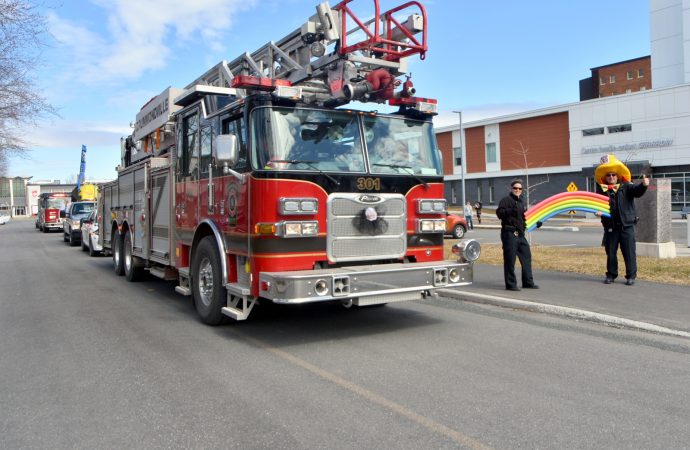 Une visite qui fait du bien, les pompiers soulignent l’effort soutenu des ‘’Anges Gardiens’’, résidents et patients à Drummondville