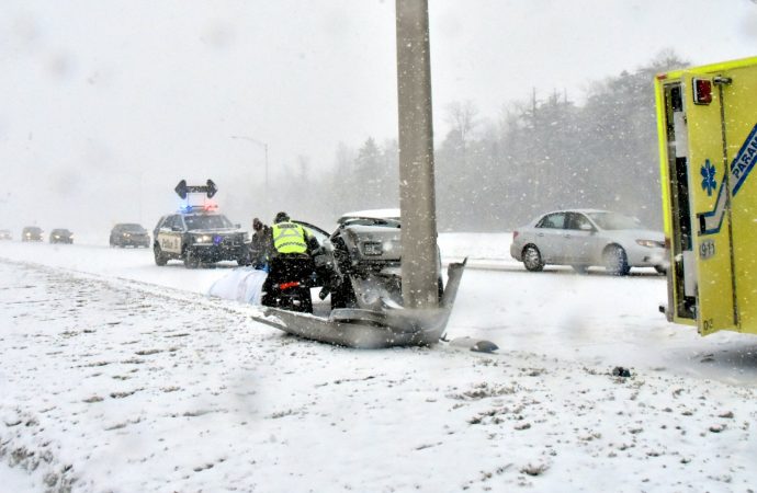 Plusieurs accidents en raison des conditions météo difficiles sur l’autoroute 20