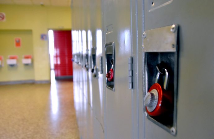 Reprise des cours à temps plein pour les élèves du secondaire en zone rouge  – « Une décision précipitée et mal avisée » selon la présidente de l’APEQ