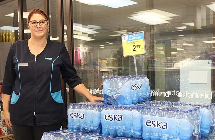Une pharmacie veut vendre moins de bouteilles d’eau en plastique
