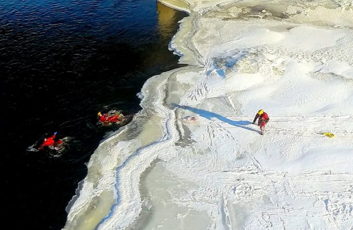 Exercices de sauvetage sur glace et en eau froide à Drummondville