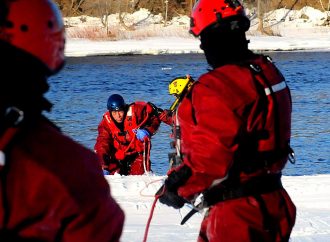 Les pompiers déployés sur la rivière Saint-François pour des exercices de sauvetage sur glace et en eau froide