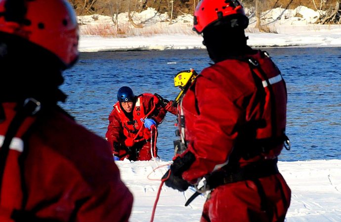 Les pompiers déployés sur la rivière Saint-François pour des exercices de sauvetage sur glace et en eau froide