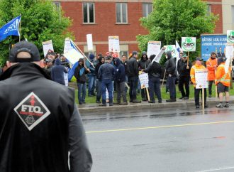 Les employés de la construction manifestent à Drummondville