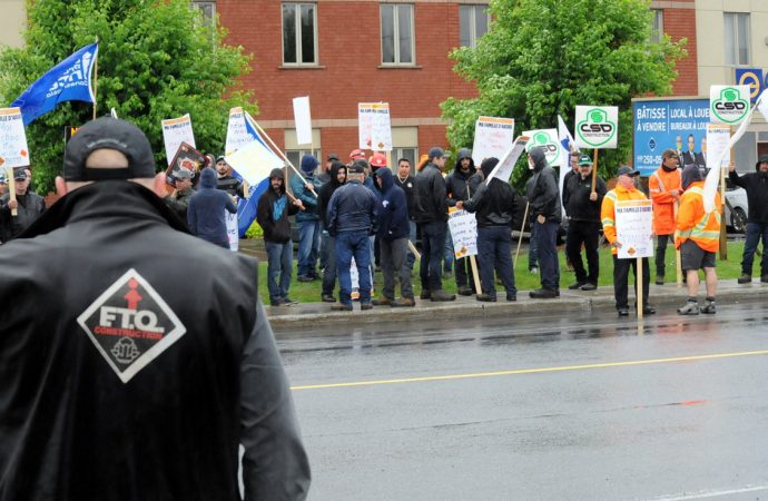 Les employés de la construction manifestent à Drummondville