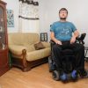 (VIDÉO) À 33 ans, il est incapable de bouger et doit dormir dans son fauteuil roulant