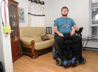 (VIDÉO) À 33 ans, il est incapable de bouger et doit dormir dans son fauteuil roulant