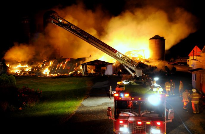 Violent incendie de ferme à Sainte-Brigitte-des-Saults
