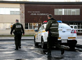 (VIDÉO) Appels de menaces envers des policiers et des écoles de Drummondville: Vaste déploiement de la Sûreté du Québec
