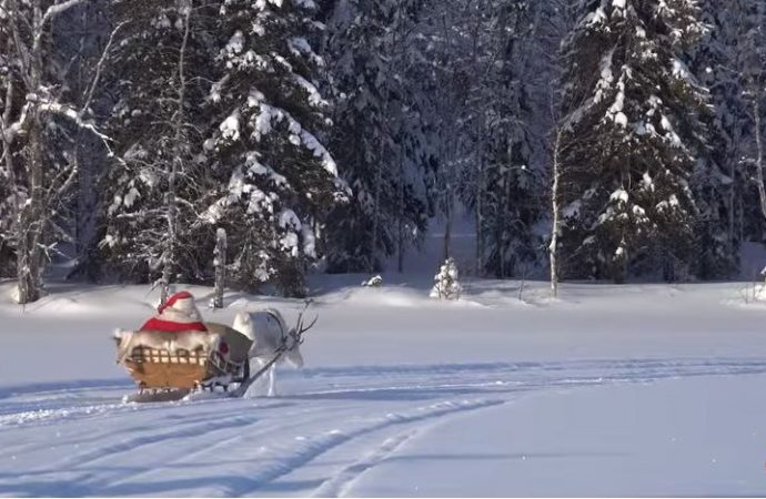 (VIDÉO) Ce 25 décembre, le père Noël continue sa route autour du monde