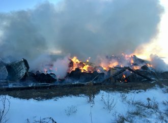 (VIDÉO) Un bâtiment de ferme est la proie des flammes à Sainte-Clothilde-de-Horton