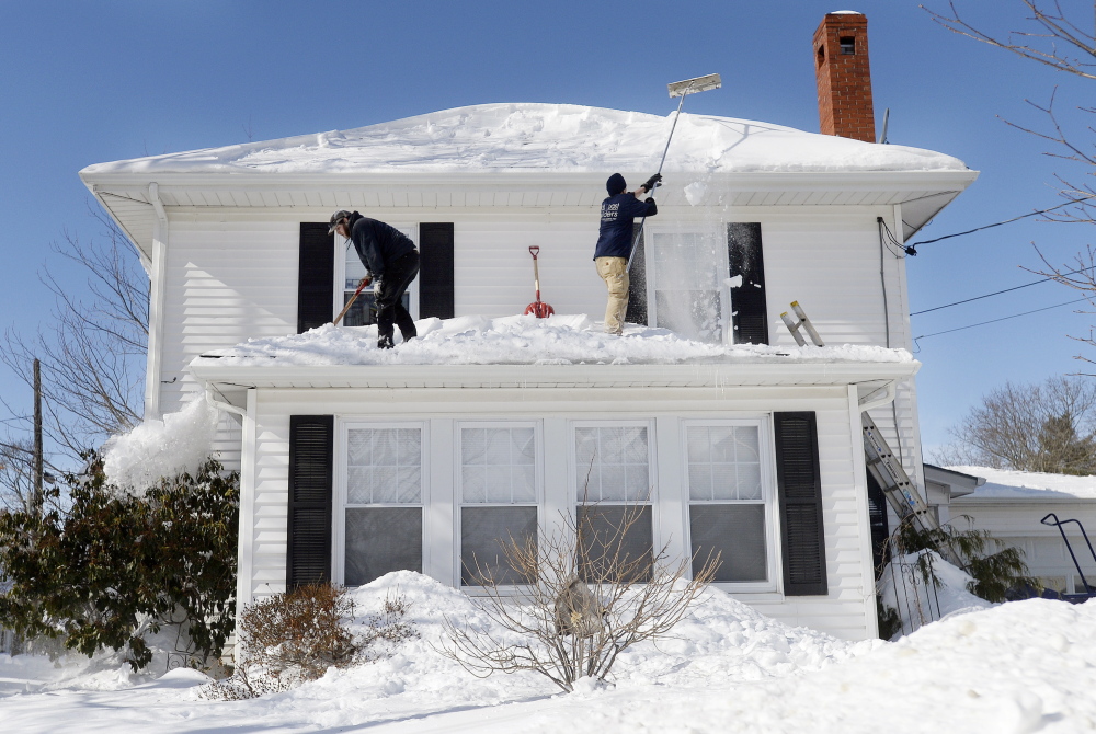 Il faut bien planifier pour déneiger vos toits en hiver et être prudents –  Vingt55