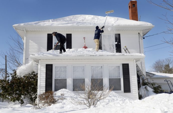 Il faut bien planifier pour déneiger vos toits en hiver et être prudents