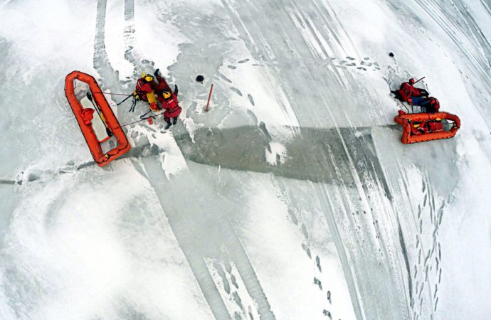 Exercices de sauvetage sur glace et en eau froide sur la rivière Saint-François