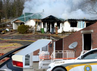 Un incendie détruit complètement une résidence sur la Route à Caya et un feu d’origine suspecte au centre-ville