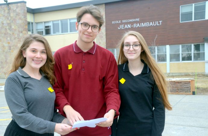 Trois élèves de l’école Jean-Raimbault prônent le changement des règles du code vestimentaire imposé