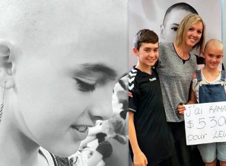 Défi têtes rasées – Laurence Gougeon agée de 10 ans monte sur le «podium»