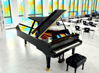 Un énorme piano à queue de 9 pieds fait son arrivée de façon spectaculaire au Collège Saint-Bernard