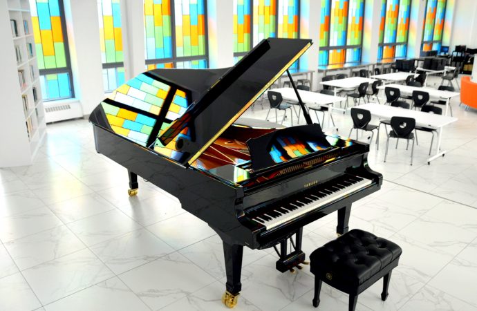 Un énorme piano à queue de 9 pieds fait son arrivée de façon spectaculaire au Collège Saint-Bernard