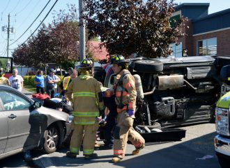 Embardée sur le boulevard Lemire-Un véhicule dans une fâcheuse position