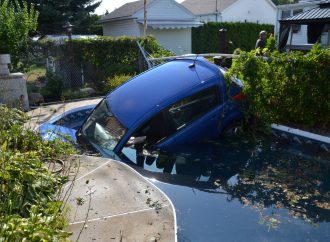 Accident inusité sur la rue Gisèle-Une conductrice termine sa course dans une piscine creusée