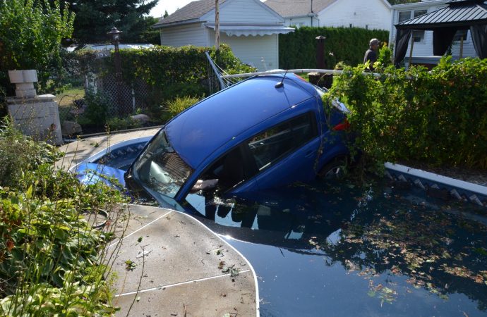 Accident inusité sur la rue Gisèle-Une conductrice termine sa course dans une piscine creusée