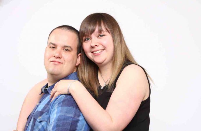 Un jeune couple demande de l’aide pour fonder sa famille