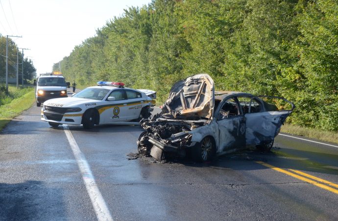 Un conducteur percute un véhicule de la Sûreté du Québec (SQ) sur la 155 direction sud