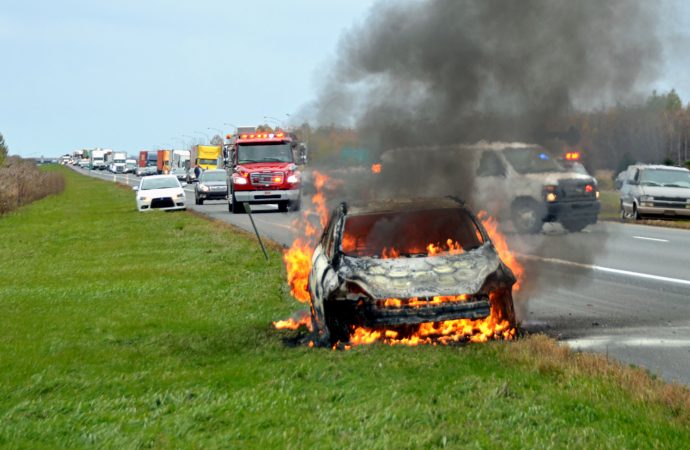 Un incendie de véhicule cause la fermeture de l’autoroute 20