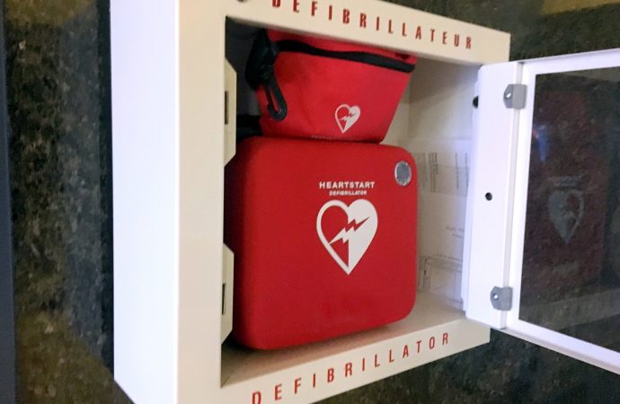 L’installation d’un défibrillateur portatif (DEA) arrive après la mort d’un collègue pour des employés de l’ONF