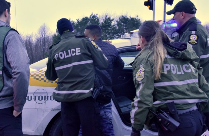 Conduite erratique, armes prohibées et inconduite – Un chauffard intercepté sur l’autoroute à Drummondville