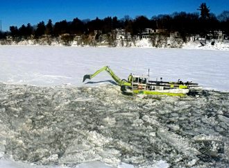 Embâcle et couvert de glace – Des travaux de bris du couvert de glace entrepris sur la rivière Saint-François à Drummondville