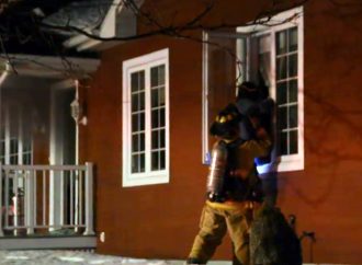 Incendie – Les pompiers secourent une dame à mobilité réduite coincée dans sa demeure à Drummondville (Vidéo)